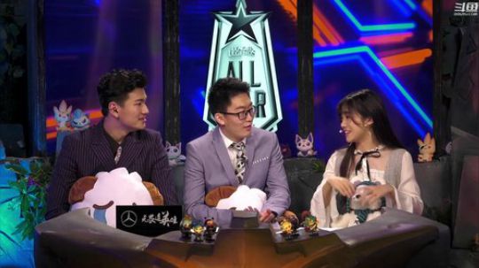 我在斗鱼看英雄联盟官方赛事直播英雄联盟