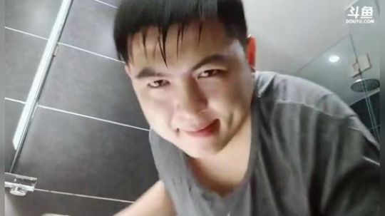 我在斗鱼看火力堂主直播户外