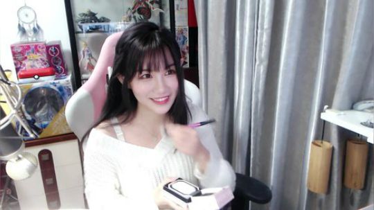 喵老师的圣诞树发布了一个斗鱼视频2018-12-09