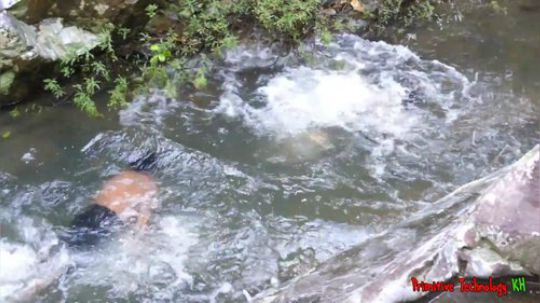 【荒野熊孩】河里搞到一条大鱼！