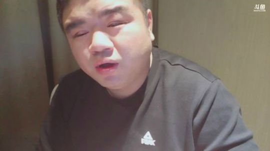 我在斗鱼看做个疯子直播户外