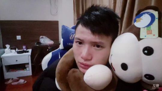 我在斗鱼看叶子户外直播户外