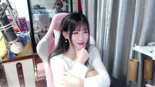 燕落庭前问君愁发布了一个斗鱼视频2018-12-10