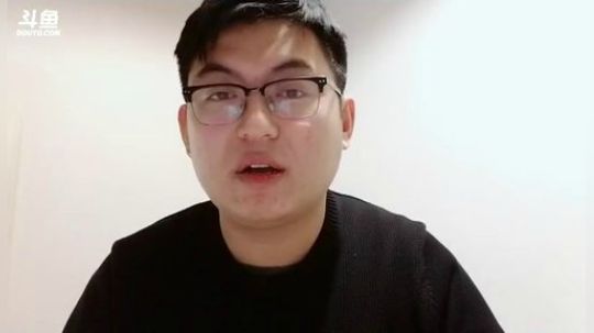 我在斗鱼看火力堂主直播户外