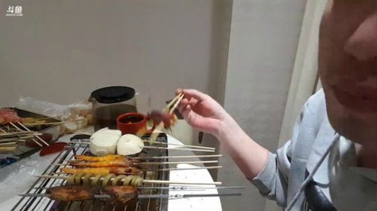 我在斗鱼看小主播无尽直播美食