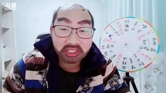 我在斗鱼看小瘾VS水箭龟直播户外