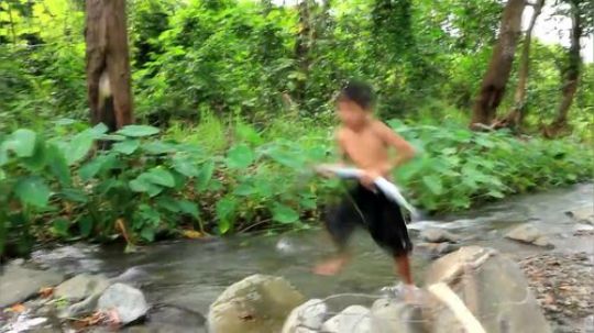 【荒野戏精】~两个小基友~小溪里面抓带鱼~