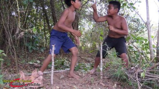 【荒野戏精】整个猪头直接架到火上烤！这太霸气了