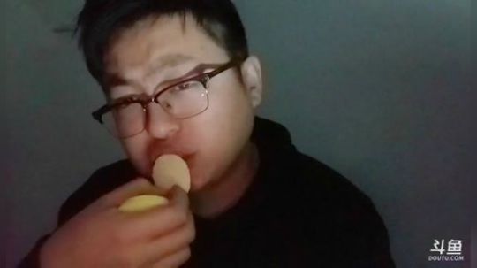 我在斗鱼看火力堂主直播户外
