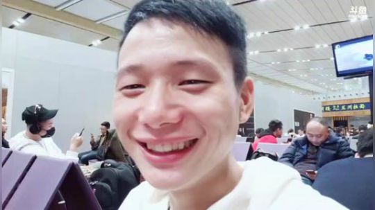 昆明机场。飞成都。 2018-12-12 22点场
