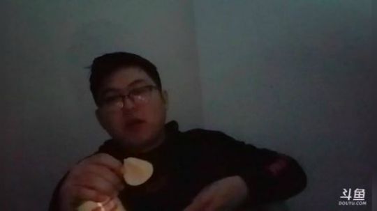 我在斗鱼看火力堂主直播户外