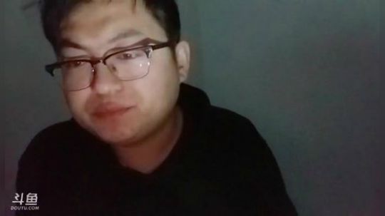 我在斗鱼看火力堂主直播户外