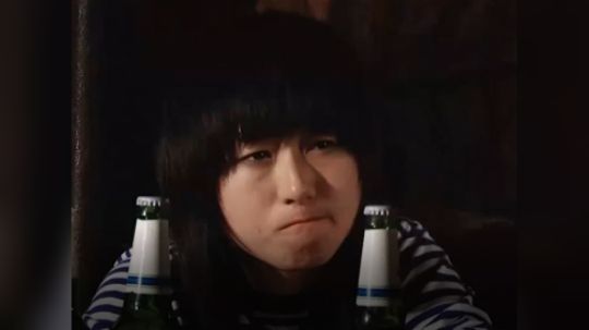 女孩父亲被骗，跳楼自杀，她发誓为父报仇，最后成了骗子头目！