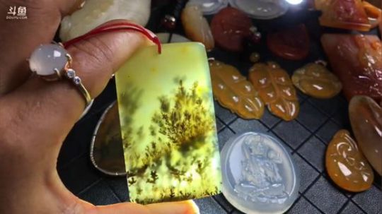我在斗鱼看中憬私人订制现场雕刻直播户外