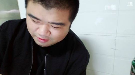 我在斗鱼看做个疯子直播户外