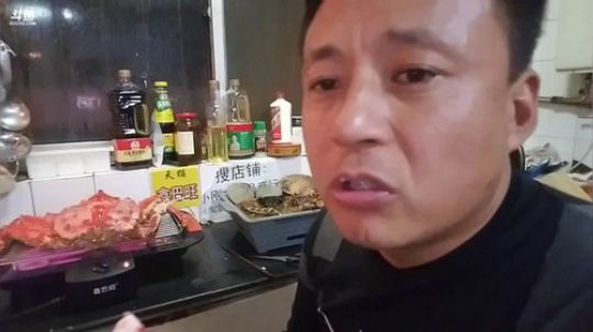 我在斗鱼看威海大叔直播美食