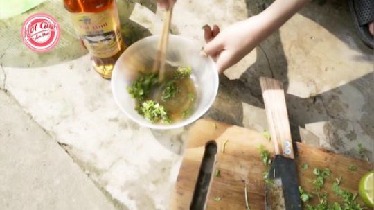 【荒野姐妹】村里来新人了，大家来鉴定下她做的虾吧