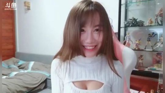 喵老师的圣诞树发布了一个斗鱼视频2018-12-19