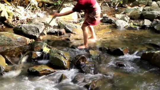 【荒野二嫂 】嫂嫂也抓到了一只小鳄鱼！