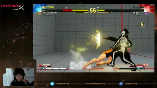 这谁顶得住啊！梅原也顶不住！街霸S4改版后劳拉压制新套路！