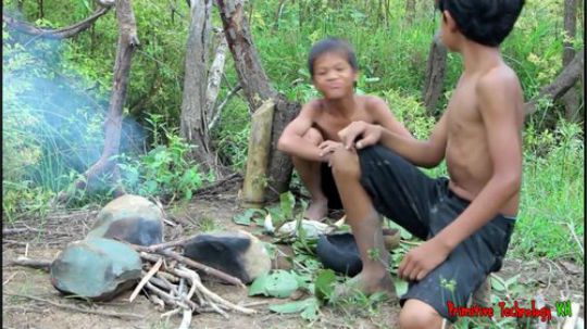 【荒野戏精】抓了一只大螃蟹，大口大口吃！