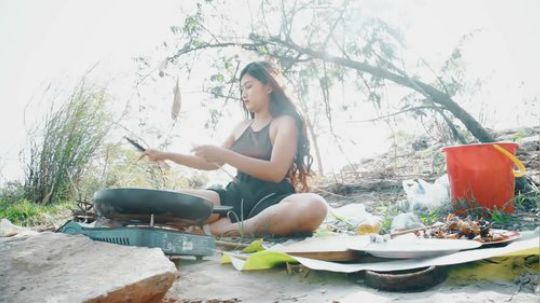 【野炊姐妹】越农妹妹：真螃蟹趁嫩不如煎了它.