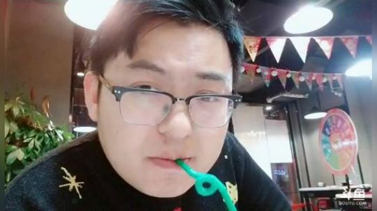 我在斗鱼看火力堂主直播户外