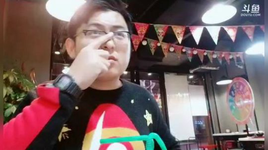 我在斗鱼看火力堂主直播户外