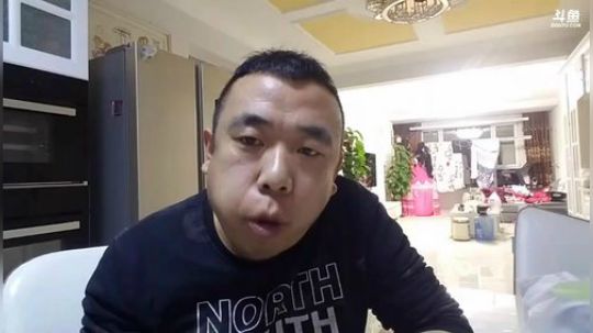 我在斗鱼看主播小黑亮亮直播美食