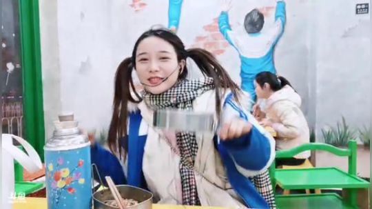 我在斗鱼看百变姑姑肖淑洁直播户外