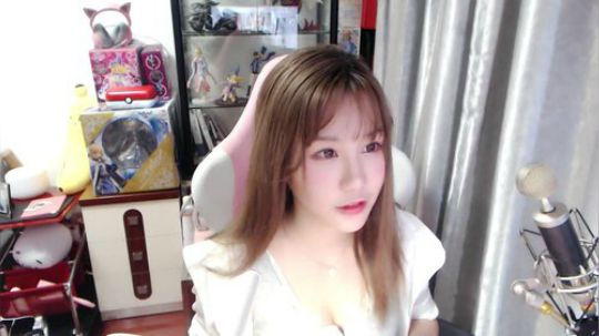 喵老师的圣诞树发布了一个斗鱼视频2019-01-04
