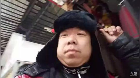 我在斗鱼看主播小黑亮亮直播美食