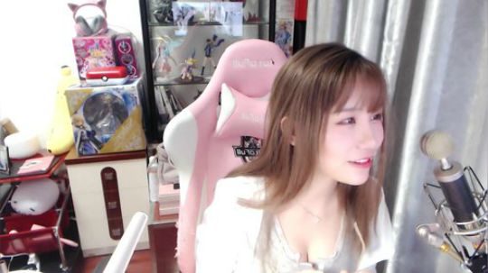 喵老师的圣诞树发布了一个斗鱼视频2019-01-04