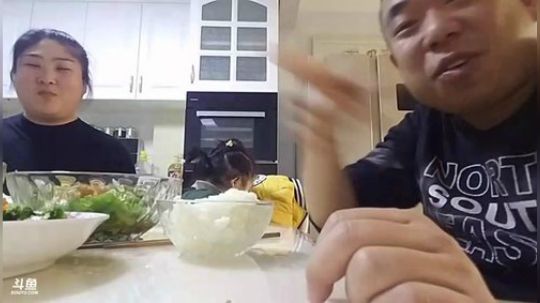 我在斗鱼看主播小黑亮亮直播美食
