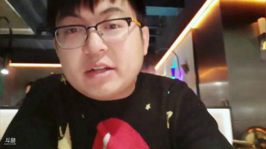 我在斗鱼看火力堂主直播户外