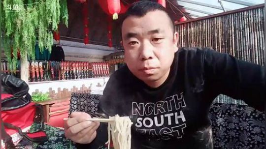 我在斗鱼看主播小黑亮亮直播美食