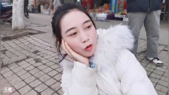 我在斗鱼看百变姑姑肖淑洁直播户外