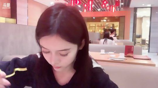我在斗鱼看昕电图丶昕昕Sama直播户外