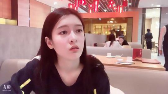 我在斗鱼看昕电图丶昕昕Sama直播户外