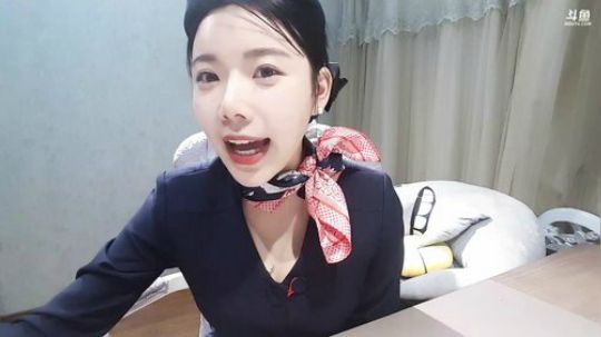 我在斗鱼看丽亚celiahunne直播音乐