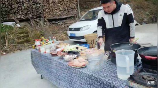 光头肩膀疼我们上山做饭 2019-01-10 14点场