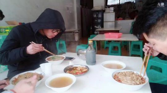 光头肩膀疼我们上山做饭 2019-01-10 12点场