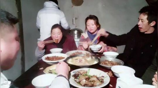 光头肩膀疼我们上山做饭 2019-01-10 17点场