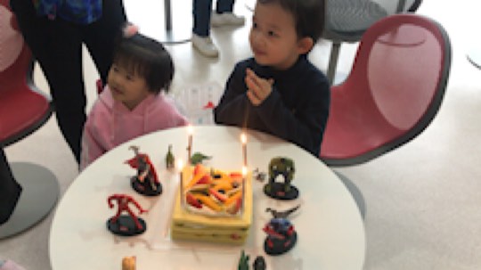 在医院给歆瑶过生日 晚点回来直播