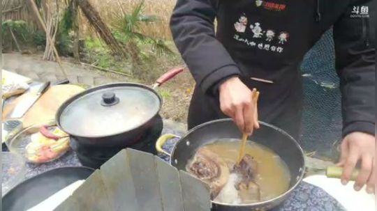 光头肩膀疼我们上山做饭 2019-01-10 15点场