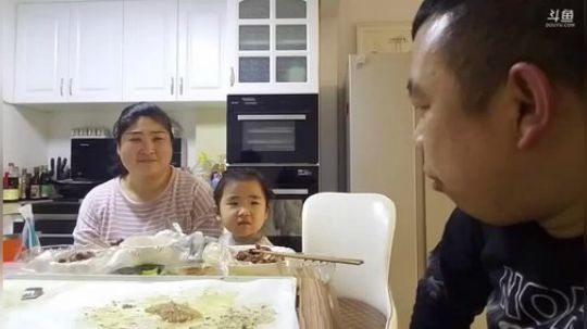 我在斗鱼看主播小黑亮亮直播美食