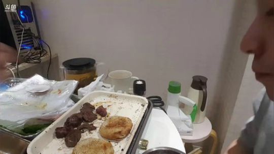 我在斗鱼看小主播无尽直播美食