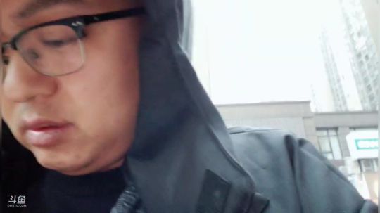 我在斗鱼看火力堂主直播户外