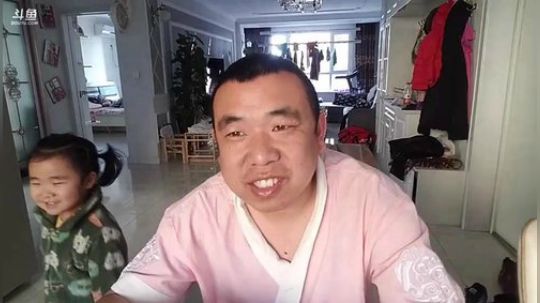 我在斗鱼看主播小黑亮亮直播美食