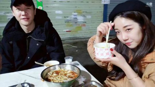 晚点一起去吃好吃的蟹脚面 2019-01-12 22点场